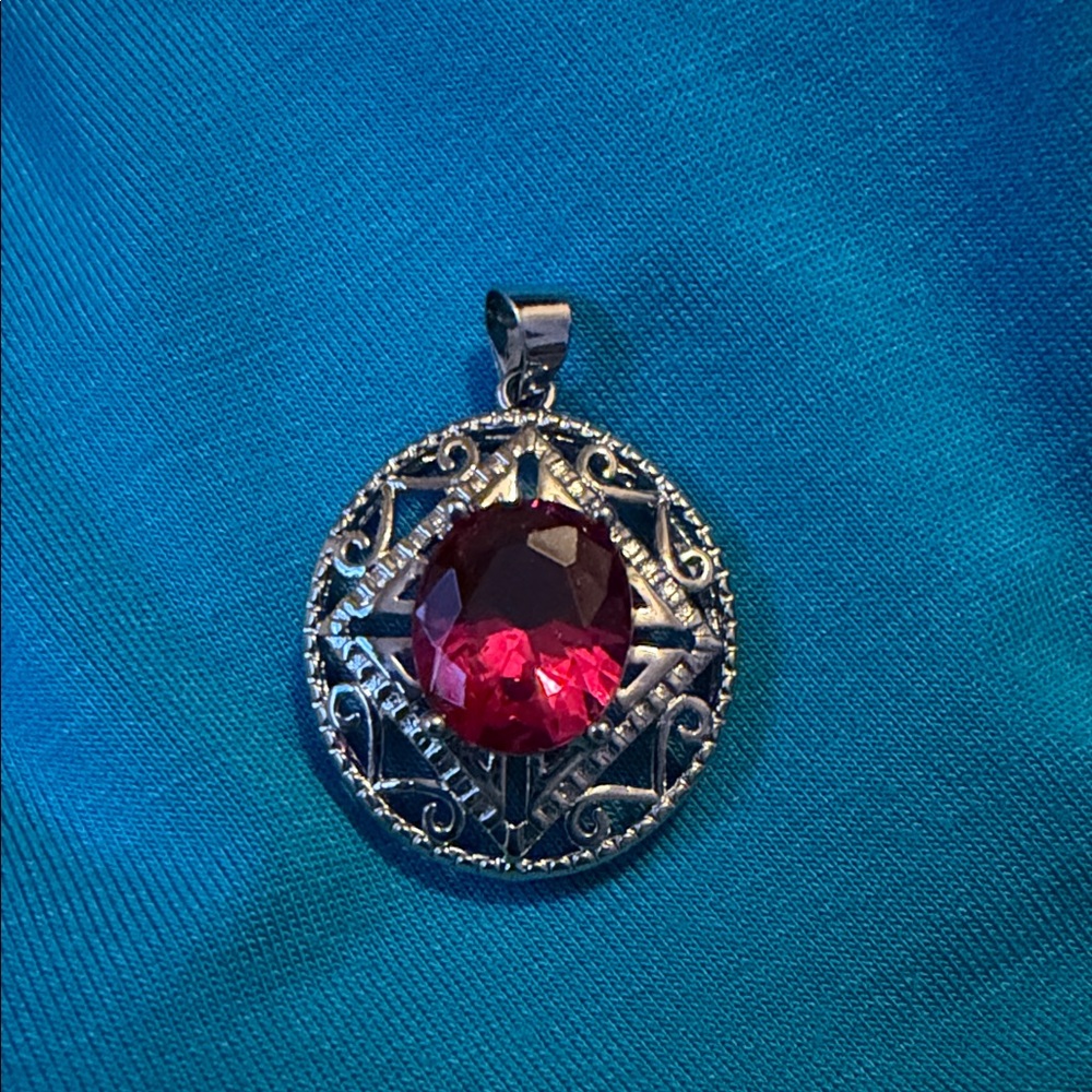 Elegant Silver Pendant with dark pink Gemstone